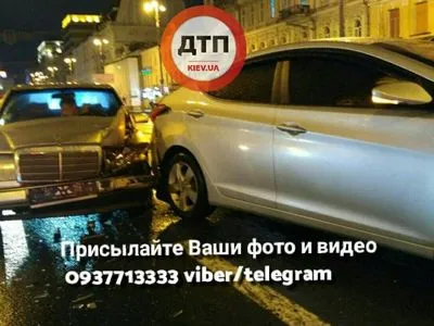 В центре Киева столкнулись три автомобиля
