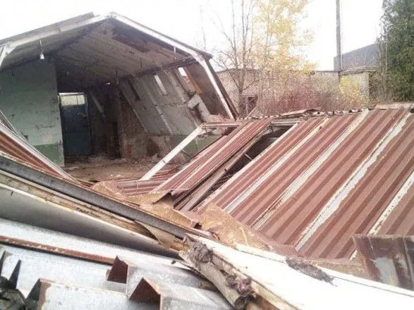 Покрівля будівлі обвалилась на Львівщині, є жертва
