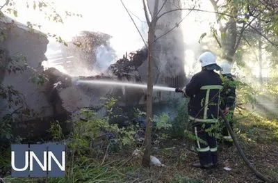 Спасатели продолжают тушить пожар в одесском санатории