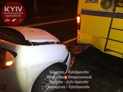 В Киеве автомобиль врезался в троллейбус, есть пострадавший