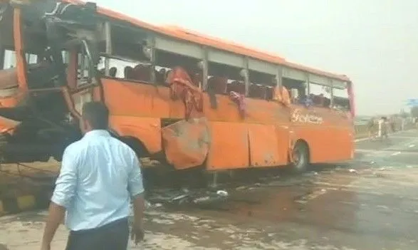 v-indiyi-perevernuvsya-avtobus-z-ditmi