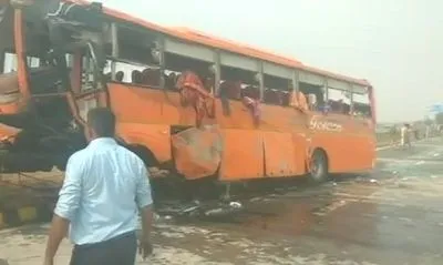 В Индии перевернулся автобус с детьми