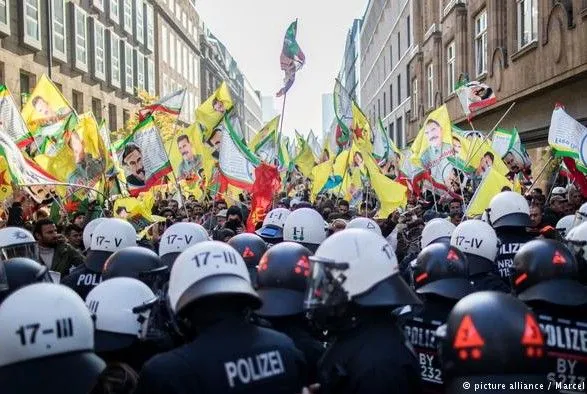 В Германии демонстрация курдов переросла в столкновения с полицией