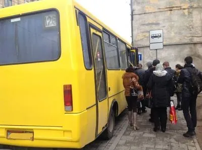 У Києві біля зупинки сталася ДТП за участю маршрутки - поліція