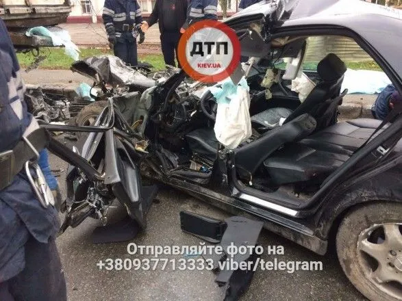 Смертельна ДТП в Києві: Mercedes на "євробляхах" зіткнувся з вантажівкою
