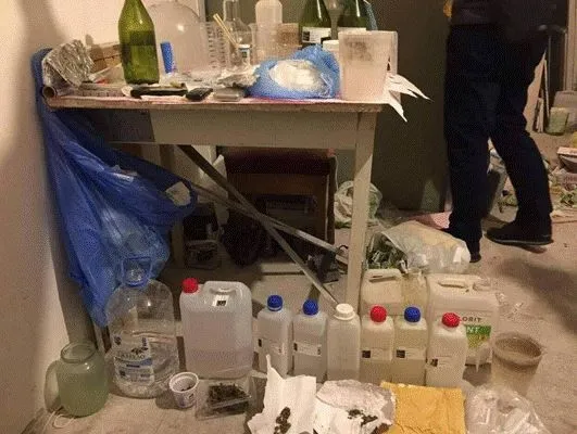 Полиция задержала мужчину, который изготавлял амфетамин в собственной квартире
