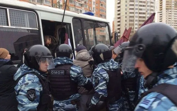 На Манежній площі у Москві затримано вже більше 200 мітингувальників