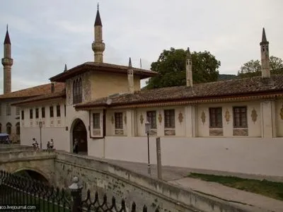 Під час ремонту Ханського палацу в Криму, робітники пошкодили розпис 18 століття