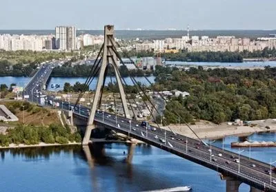 Сегодня движение транспорта Московским и Южным мостами в Киеве временно ограничат