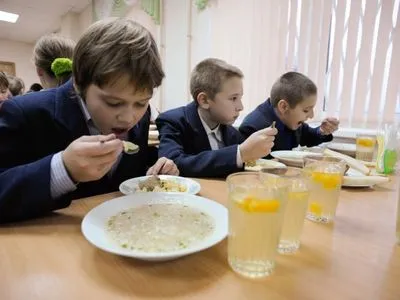 В Киеве создали комиссию для улучшения питания школьников