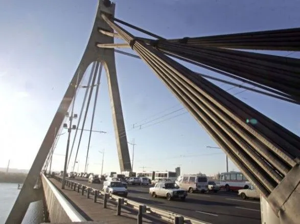 Завтра рух транспорту Московським мостом у Києві частково обмежать