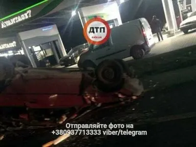 Масштабне ДТП під Києвом: три авто зіштовхнулись, рух – перекрито