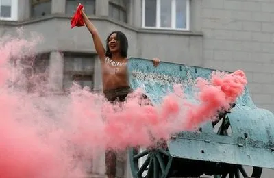 Обнаженная активистка Femen провела акцию у метро "Арсенальная"