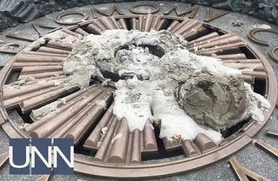 Вічний вогонь у Києві залили цементом