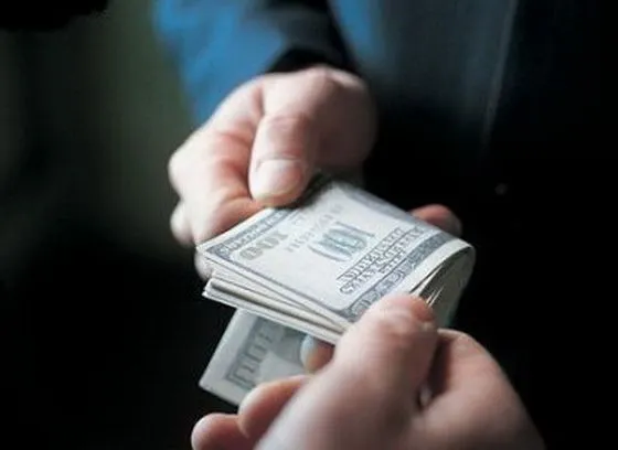 Поліцейського у Запоріжжі затримали на хабарі у 100 тисяч грн