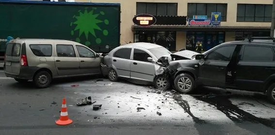 Масштабное ДТП в Киеве: столкнулись три автомобиля, человек погиб