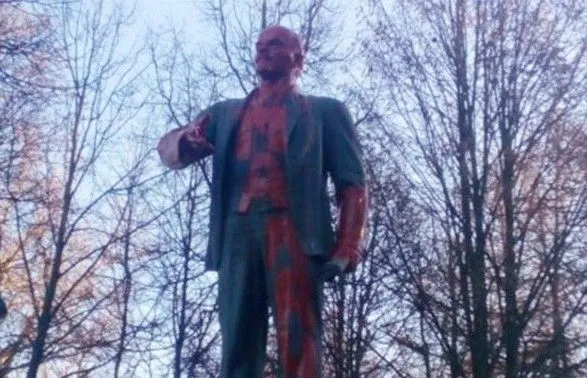 В Петербурге памятник Ленина облили краской и обозвали "палачом"