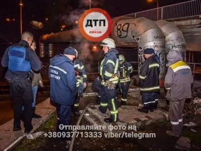 Под Воздухофлотским мостом, в Киеве горела теплотрасса