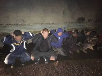 Полиция задержала 12 человек, что распиливали на металл оборудования госпредприятия в Закарпатье