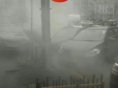 В Киеве прорвало трубу с горячей водой
