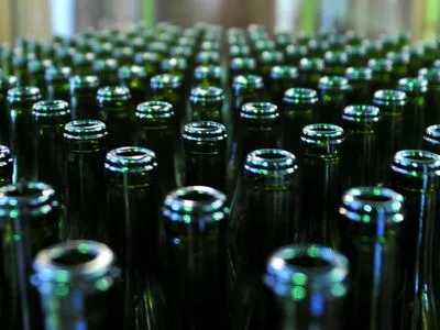Близько трьох тисяч літрів контрафактного алкоголю виявили на складах логістичної компанії