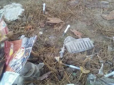 Замість шишок - використані шприци, жителі Дубно виявили звалище небезпечних відходів