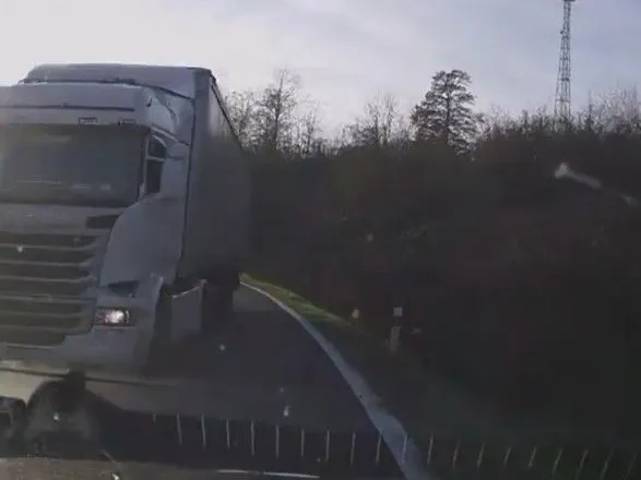 Словацкая полиция разыскивает водителя грузовика, чтобы "вручить штраф"