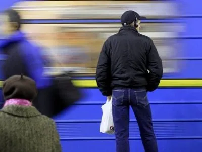 Мужчина, который упал на рельсы в киевском метро, ​​погиб