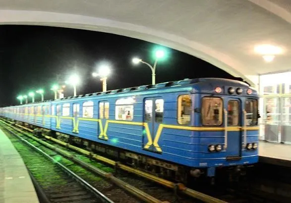 На красной ветке киевского метро человек упал на рельсы