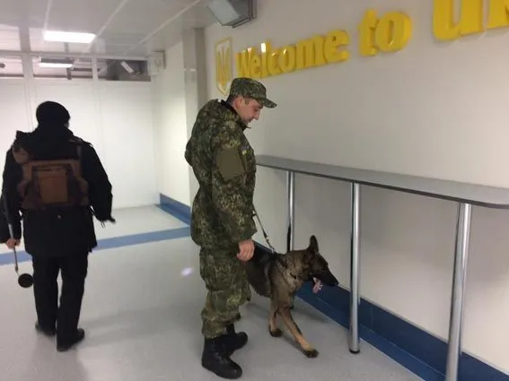 Правоохоронці перевіряють інформацію про замінування аеропорту у Вінниці