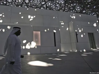 В ОАЭ открыли для посетителей музей "Лувр Абу-Даби"