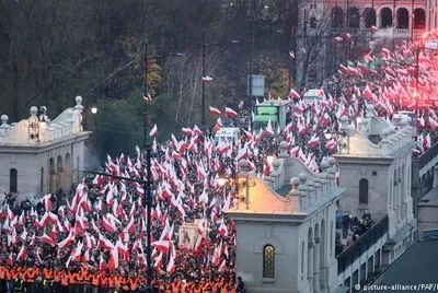 В Варшаве ультраправые отметили масштабным маршем День независимости