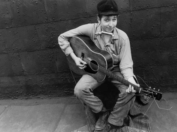На аукционе в США продали гитару Боба Дилана почти за 400 тыс. долларов