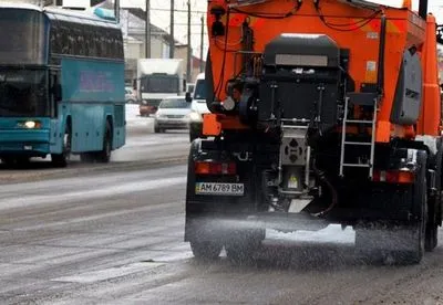 В столице из-за ухудшения погодных условий посыпали дороги солью