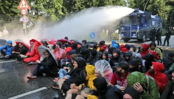 filippinski-politseyski-vodoyu-rozganyali-demonstrantiv-nevdovolenikh-priyizdom-trampa