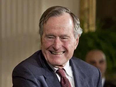 Буша-старшого звинуватили в домаганнях до неповнолітньої
