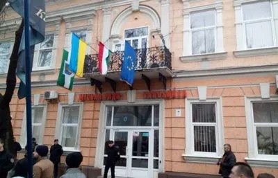 Угорщина вимагає реакції української влади на інцидент у Берегово