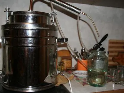 У пенсионера на Волыни изъяли 300 литров самогона