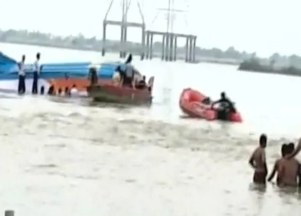 В Индии перевернулась лодка с туристами, 19 погибших