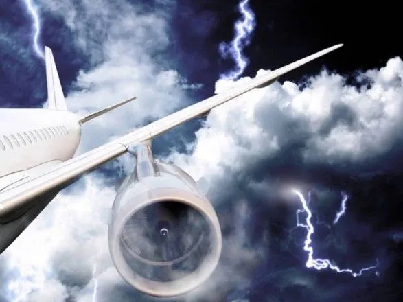 В Амстердамі пасажирський літак вдарило блискавкою