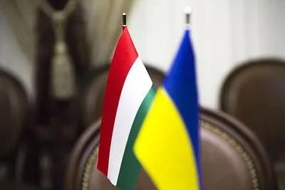 Посла України викликали до МЗС Угорщини через знятий угорський прапор на Закарпатті