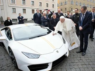 Компания Lamborghini подарила Папе Римскому Франциску уникальный спорткар