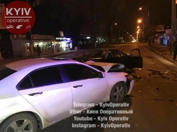 У Києві зіткнулись два автомобілі, є постраждалі