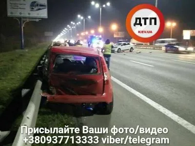 Под Киевом произошло ДТП с участием 3 автомобилей, пострадала женщина