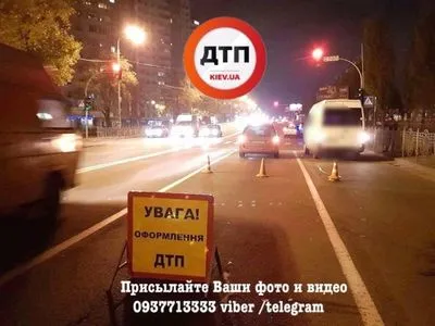 У Києві автомобіль збив пішохода на переході