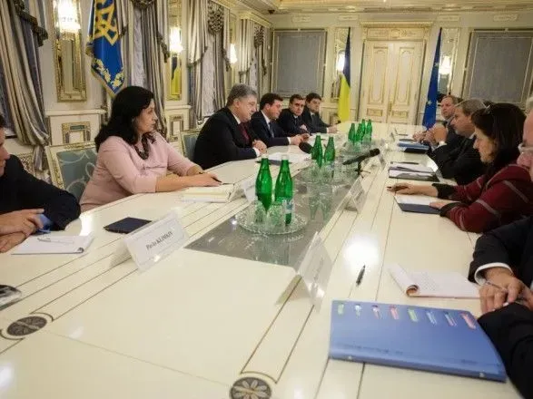Єврокомісар запевнив Порошенка у подальшій підтримці українських реформ з боку ЄС