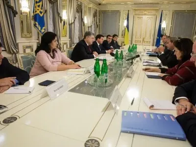 Еврокомиссар заверил Порошенко в дальнейшей поддержке украинских реформ со стороны ЕС