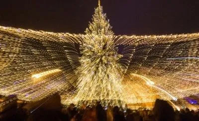 Главную новогоднюю елку украсят 3,6 км гирлянд
