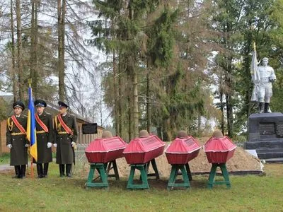 У Житомирській області перепоховали останки 65 воїнів Другої світової війни