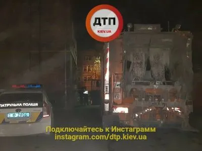 В Киеве мусоровоз насмерть переехал мужчину